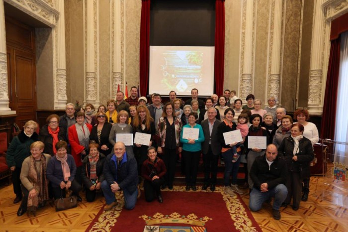foto La Asociación de amas de casa "Virgen de Vallarna" ganadora del IV Concurso de Belenes Reciclados